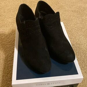 Women’s heels, size 8.5. Brand is Karen Scott, Color- Black